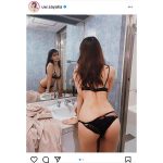 似鳥沙也加、鏡ごしでズレた下着姿からセクシーくびれライン見せつけ！