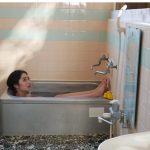 奥山かずさ、入浴オフショットで濡れ肌披露！