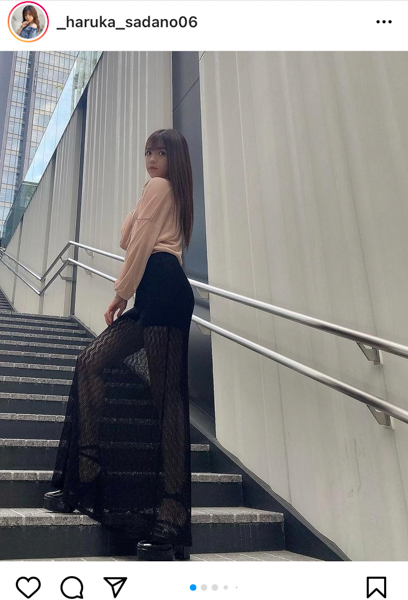 NMB48・貞野遥香、シースルースカートから美脚チラリ