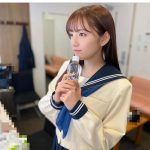 新内眞衣、ノリノリのセーラー服ショットに反響ぞくぞく！