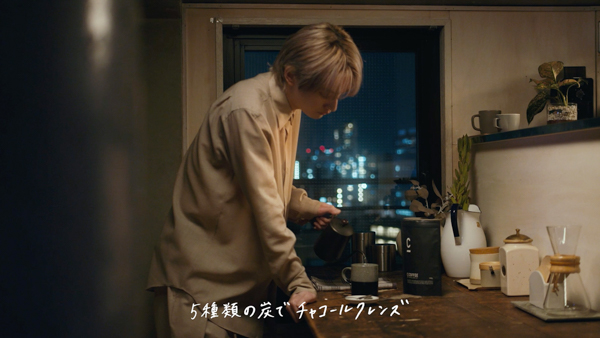 SKY-HI、自身が出演する「C COFFEE」新CMで鍛えられた腹筋を披露