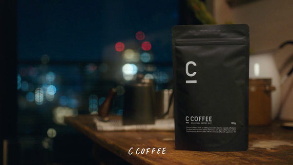 SKY-HI、自身が出演する「C COFFEE」新CMで鍛えられた腹筋を披露