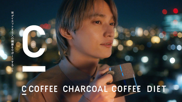 SKY-HI、自身が出演する「C COFFEE」新CMで鍛えられた腹筋を披露