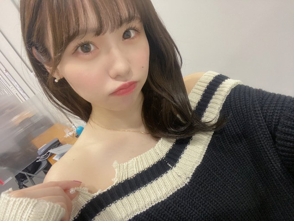 SKE48・佐藤佳穂、気になるオフショルニット姿にファンどぎまぎ「ハマりにきちゃえば」