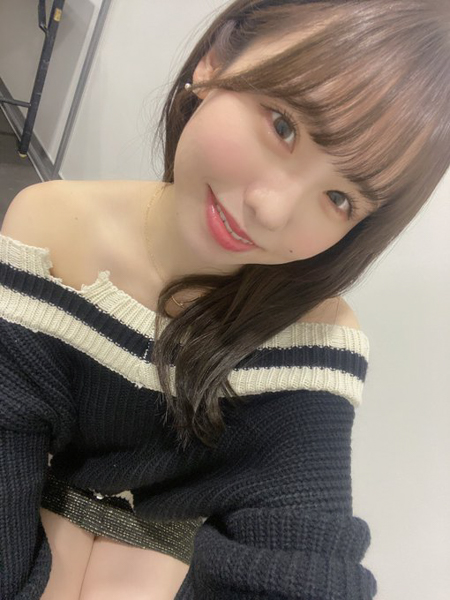 SKE48・佐藤佳穂、気になるオフショルニット姿にファンどぎまぎ「ハマりにきちゃえば」