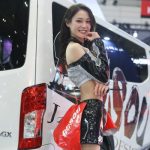 【写真特集 9枚】レースクイーン・橘香恋、美脚あらわなコスチュームに熱視線！＜東京オートサロン2022＞