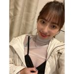 高梨瑞樹「見える人には見える」、シースルートップスから美谷間チラリ