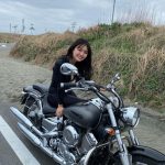 豊田ルナ、ライダースーツで美バストチラ見せ！「峰不二子さんですか」「似合いすぎです」
