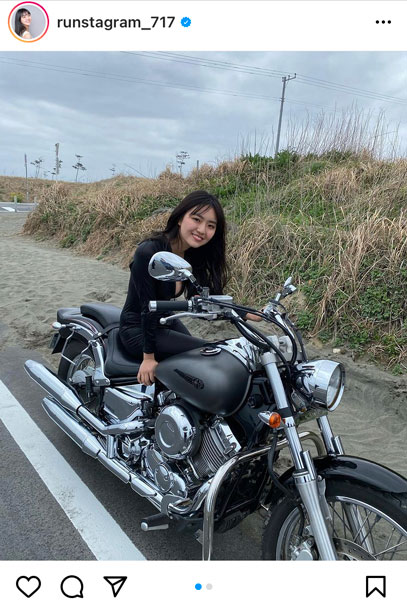 豊田ルナ、ライダースーツで美バストチラ見せ！「峰不二子さんですか」「似合いすぎです」