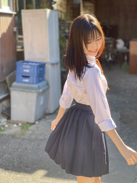 #ババババンビ・宇咲、制服衣装でスカートふわり