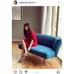 乃木坂46・与田祐希、赤ワンピースから透明美脚チラリ