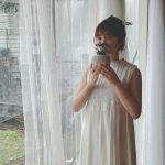 乃木坂46・与田祐希、赤ワンピースから透明美脚チラリ