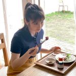 乃木坂46・与田祐希、赤ワンピースから透明美脚チラリ
