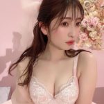 吉田朱里、艶やかな眼差しを向けながらふんわり美バスト披露