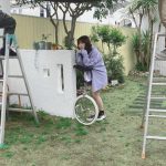 乃木坂46・与田祐希、赤ワンピースから透明美脚チラリ
