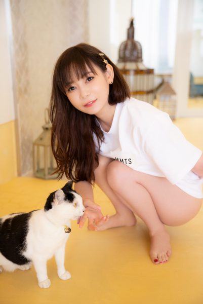 中川翔子、赤ビキニで振り向くしっとり美尻ショット初公開