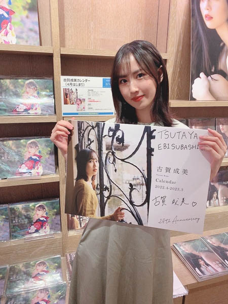 藤江れいな、古賀成美が思い出深い大阪の書店でカレンダー発売イベントを開催