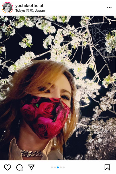 YOSHIKIが夜桜の下で美しすぎる決めショット「薔薇も似合うけど、桜も似合ってます」「YOSHIKIさんが桜みたいです」とファン陶酔！