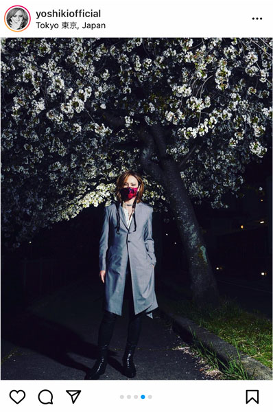 YOSHIKIが夜桜の下で美しすぎる決めショット「薔薇も似合うけど、桜も似合ってます」「YOSHIKIさんが桜みたいです」とファン陶酔！