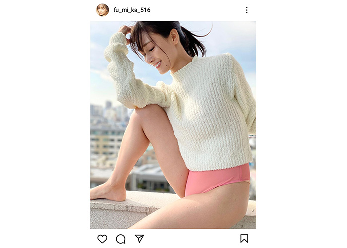 フミカ、露出した脚にパンティー姿を大胆披露！「美しい」「何でも画になるから凄い」