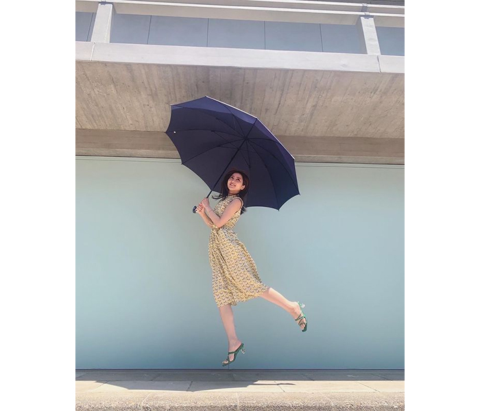 石川恋、日傘を差した芸術的なふわっとジャップショットを公開