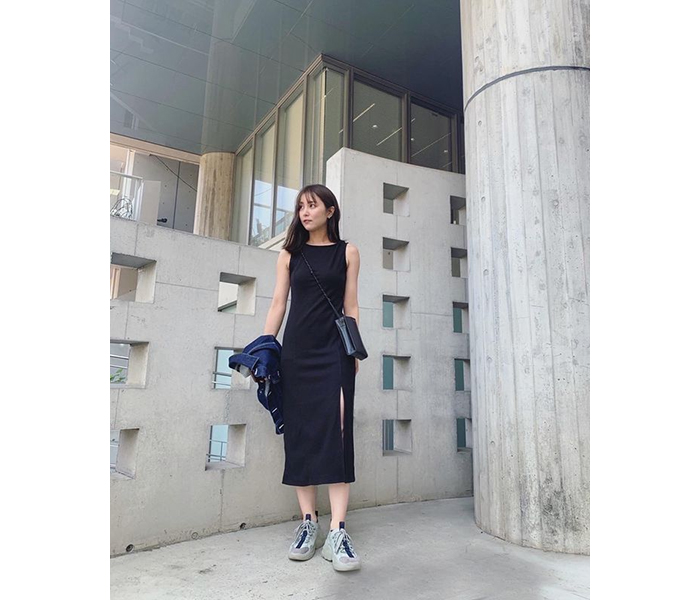 石川恋、背中と脚のスリットがヘルシーで魅力たっぷり!!カットリブワンピ姿を公開