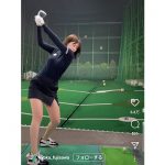 藤澤響花、太ももあらわな超タイトミニのゴルフウェアで美麗なヒップライン披露！