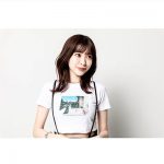 元サイサイのすぅ、コラボアイテムを発売決定！短トップスでお腹チラリ「おへそ可愛い」「カワイイとカッコいいの融合」