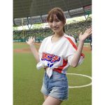 CanCamモデルほのか、初の始球式で美腹筋チラリ美しいフォームで投球