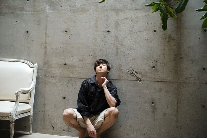 山田裕貴、コンクリートの壁に寄りかかって座る自身の姿にお茶目なツッコミ