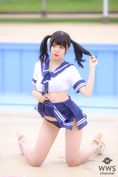 【写真特集 12枚】Teamくれれっ娘！・守道小粋、セーラー服からビキニチラリの誘惑ポーズで悩殺！＜近代麻雀水着祭2022＞