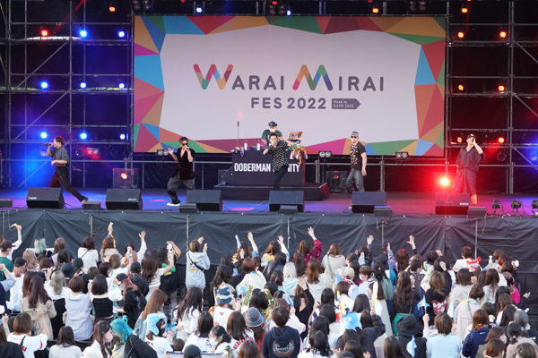 DOBERMAN INFINITY、力強いパフォーマンスでオーディエンスを圧倒＜Warai Mirai Fes 2022＞