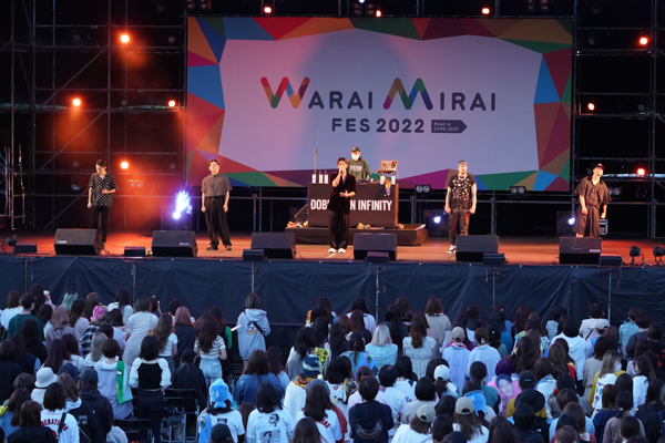 DOBERMAN INFINITY、力強いパフォーマンスでオーディエンスを圧倒＜Warai Mirai Fes 2022＞