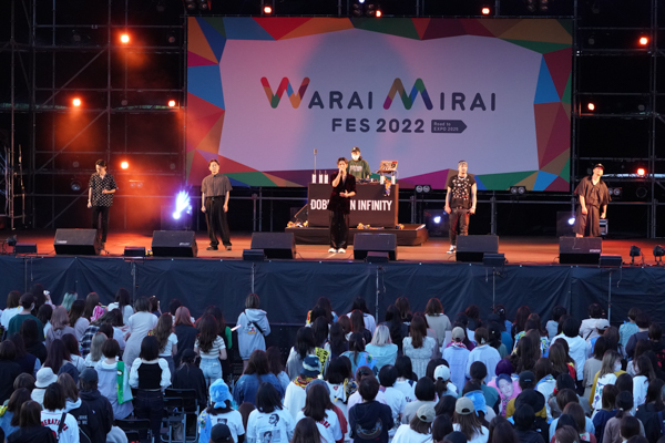 DOBERMAN INFINITY、力強いパフォーマンスでオーディエンスを圧倒＜Warai Mirai Fes 2022＞