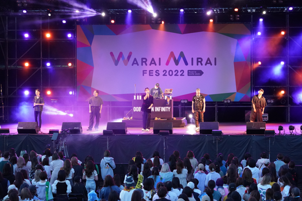 DOBERMAN INFINITY、力強いパフォーマンスでオーディエンスを圧倒＜Warai Mirai Fes 2022＞