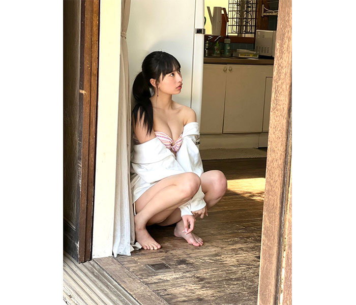 藤川らるむ、ポニーテールのオフショットで美谷間チラリ「らるむお姉さま美しい！」