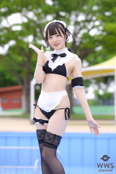 【写真特集 12枚】深月萌愛、キワドいメイド風ビキニで美脚披露！＜近代麻雀水着祭2022＞