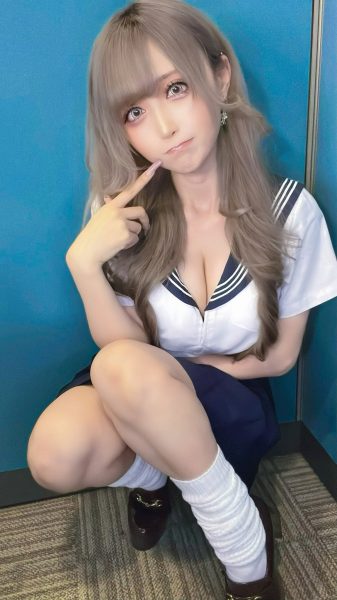 コスプレイヤー・カモミール、美谷間チラ見せのギャルセーラー服で誘惑！「早く夏こないかな〜！」