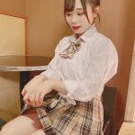 にゅ〜わ・本間のゆり「入る？」、制服スカートまくって太ももチラリ