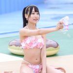【写真特集 7枚】ハニースパイスRe.・宮花もも、ガーリーな花ビキニで寒空に笑顔を咲かせる！＜近代麻雀水着祭2022＞