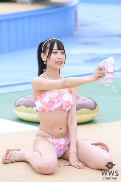 【写真特集 7枚】ハニースパイスRe.・宮花もも、ガーリーな花ビキニで寒空に笑顔を咲かせる！＜近代麻雀水着祭2022＞