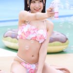 【写真特集 7枚】ハニースパイスRe.・宮花もも、ガーリーな花ビキニで寒空に笑顔を咲かせる！＜近代麻雀水着祭2022＞