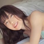 伊織いお、ベッドで寝そべるJ乳ランジェリーショットに「美しすぎる」の声