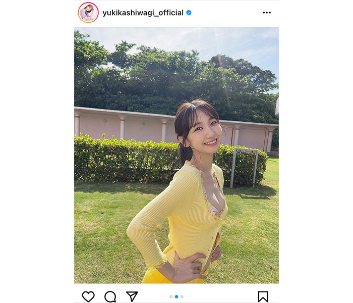 AKB48・柏木由紀、黄色ニットから美谷間チラリの笑顔オフショットに反響ぞくぞく！