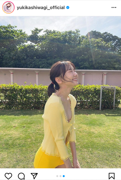 AKB48・柏木由紀、黄色ニットから美谷間チラリの笑顔オフショットに反響ぞくぞく！