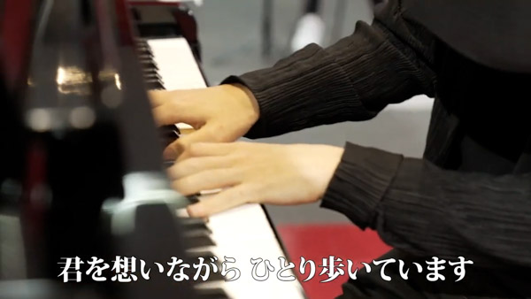 MayJ.、ピアノYouTuber・菊池亮太と『春よ、来い』をゲリラライブ