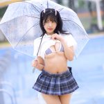 【写真特集 10枚】猫宮あすか、雨降るプールで制服フェチコスチュームを大胆披露！＜近代麻雀水着祭2022＞