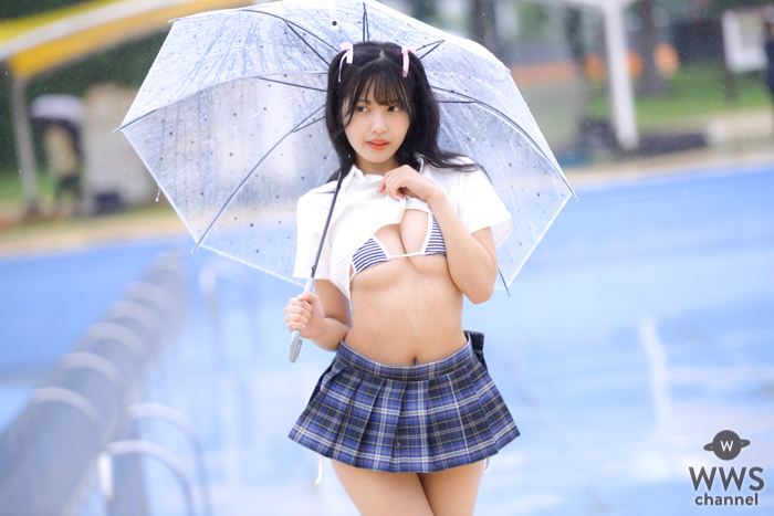 【写真特集 10枚】猫宮あすか、雨降るプールで制服フェチコスチュームを大胆披露！＜近代麻雀水着祭2022＞