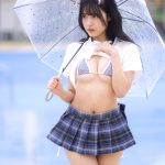 【写真特集 10枚】猫宮あすか、雨降るプールで制服フェチコスチュームを大胆披露！＜近代麻雀水着祭2022＞