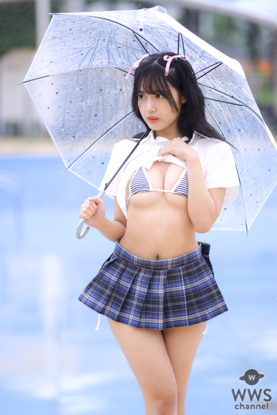 【写真特集 10枚】猫宮あすか、雨降るプールで制服フェチコスチュームを大胆披露！＜近代麻雀水着祭2022＞